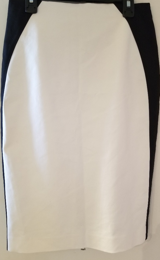 NEW BEBE BLACK & WHITE SKIRT SIZE 6